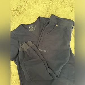 Figs Lg Navy Blue Catarina 1 pocket top and Navy Blue Regular Lg Zamora joggers.